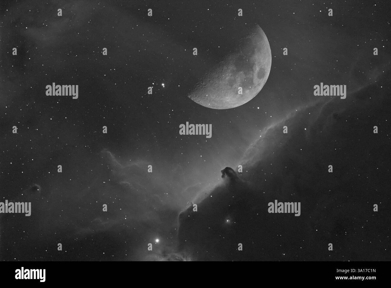 Fantasy-Schwarz-weiß-Bild des Mondes, des Pferdekopfnebels und des Flammennebels im Sternbild Orion Stockfoto