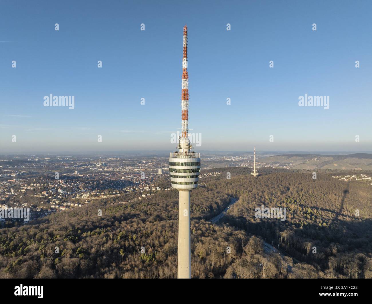 Aus der Vogelperspektive auf den 216,6 Meter hohen Stuttgarter Fernsehturm, Aussichtsturm, Restaurant, Radiosender, Touristenattraktion und historische La Stockfoto