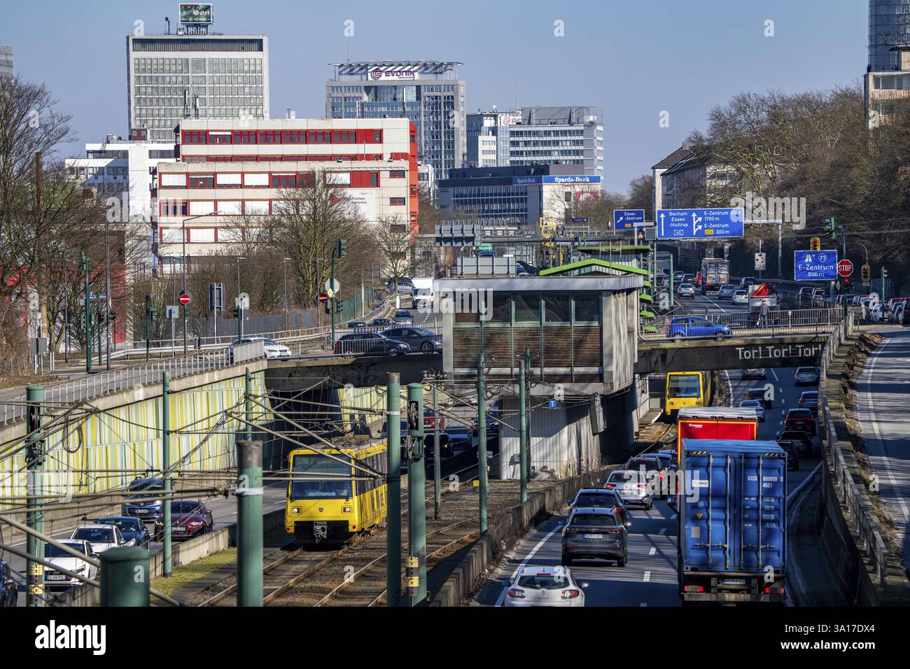 Autobahn A40, Ruhrautobahn, Stau, Rush Hour, Stadtdurchfahrt in Essen, Skyline der Innenstadt, U-Bahn-Linie zwischen den Fahrspuren, Ho Stockfoto