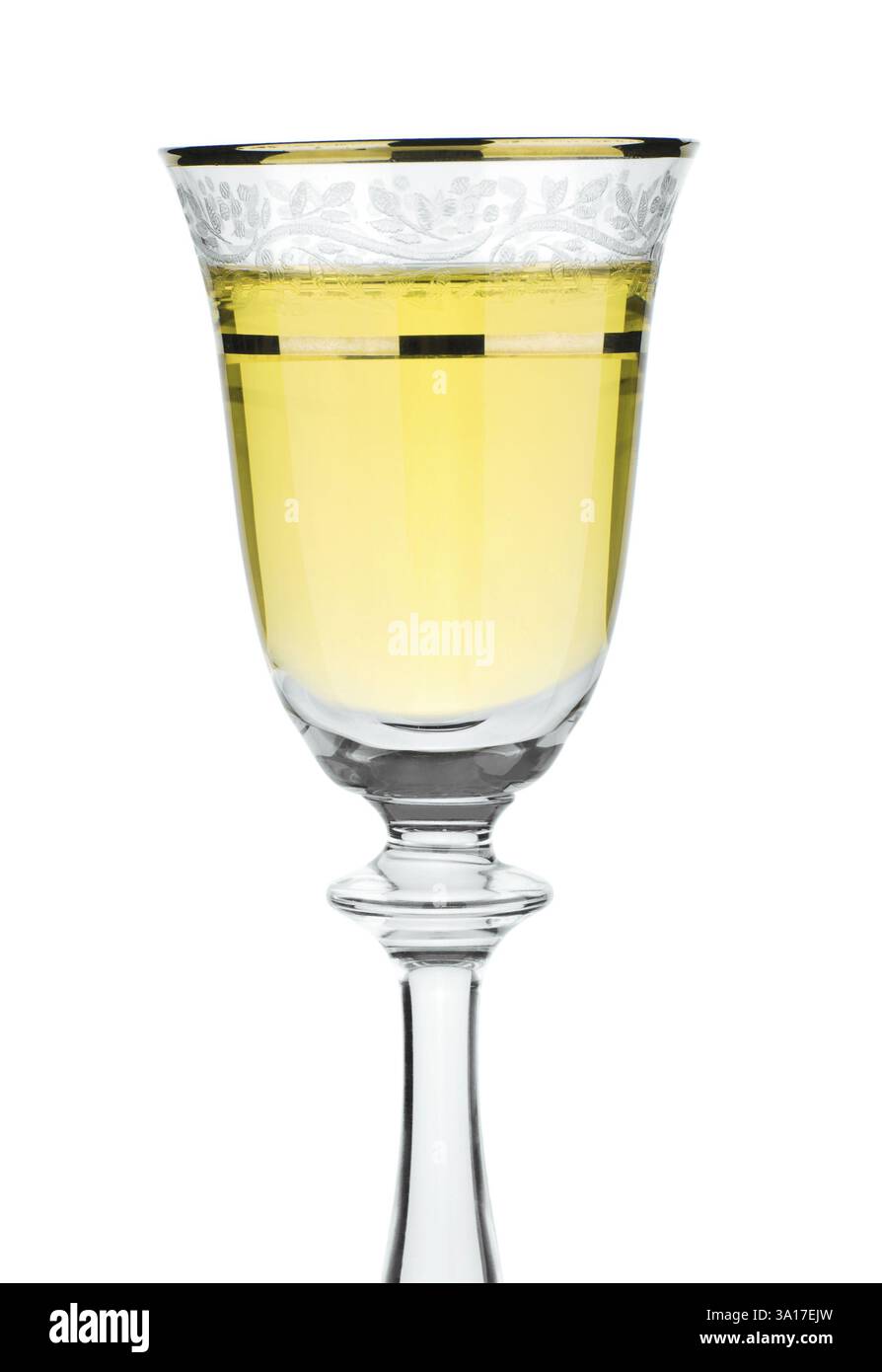 Schließen Sie ein Weinglas mit Weißwein isoliert Stockfoto