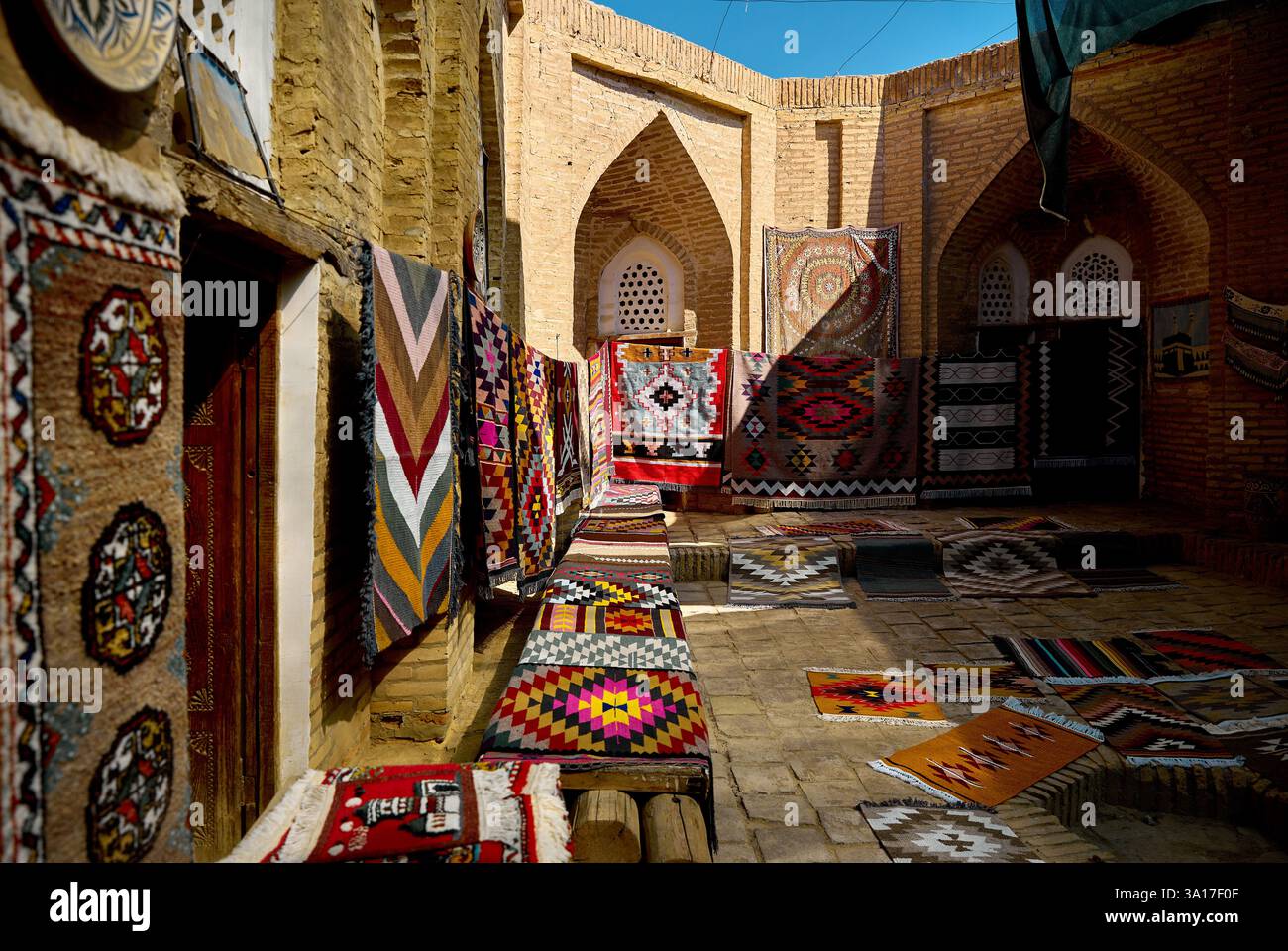 Teppichladen mit orientalischen Teppichen in der Kunsthandwerkstatt in der Altstadt von Chiwa, Usbekistan. Stockfoto