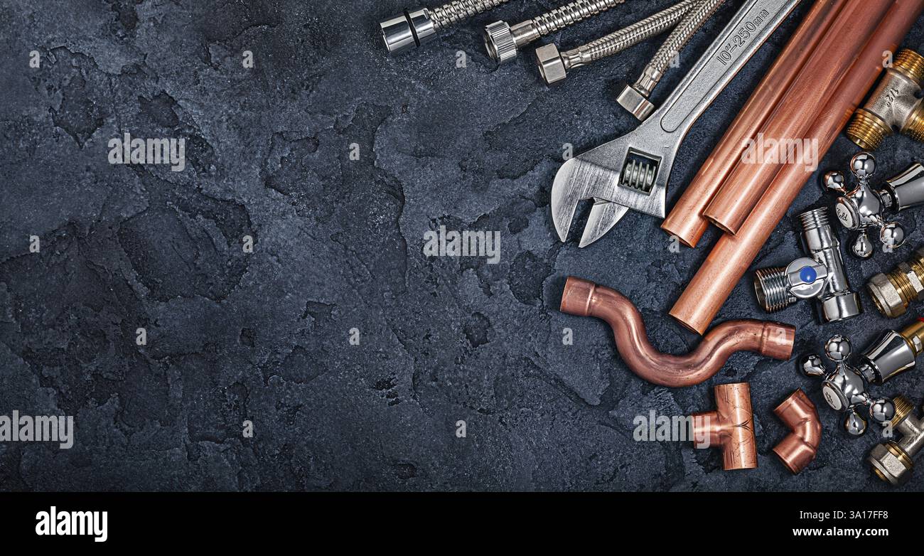 Free Space Plumbers Zubehör Auf Steinschwarzem Hintergrund Stockfoto