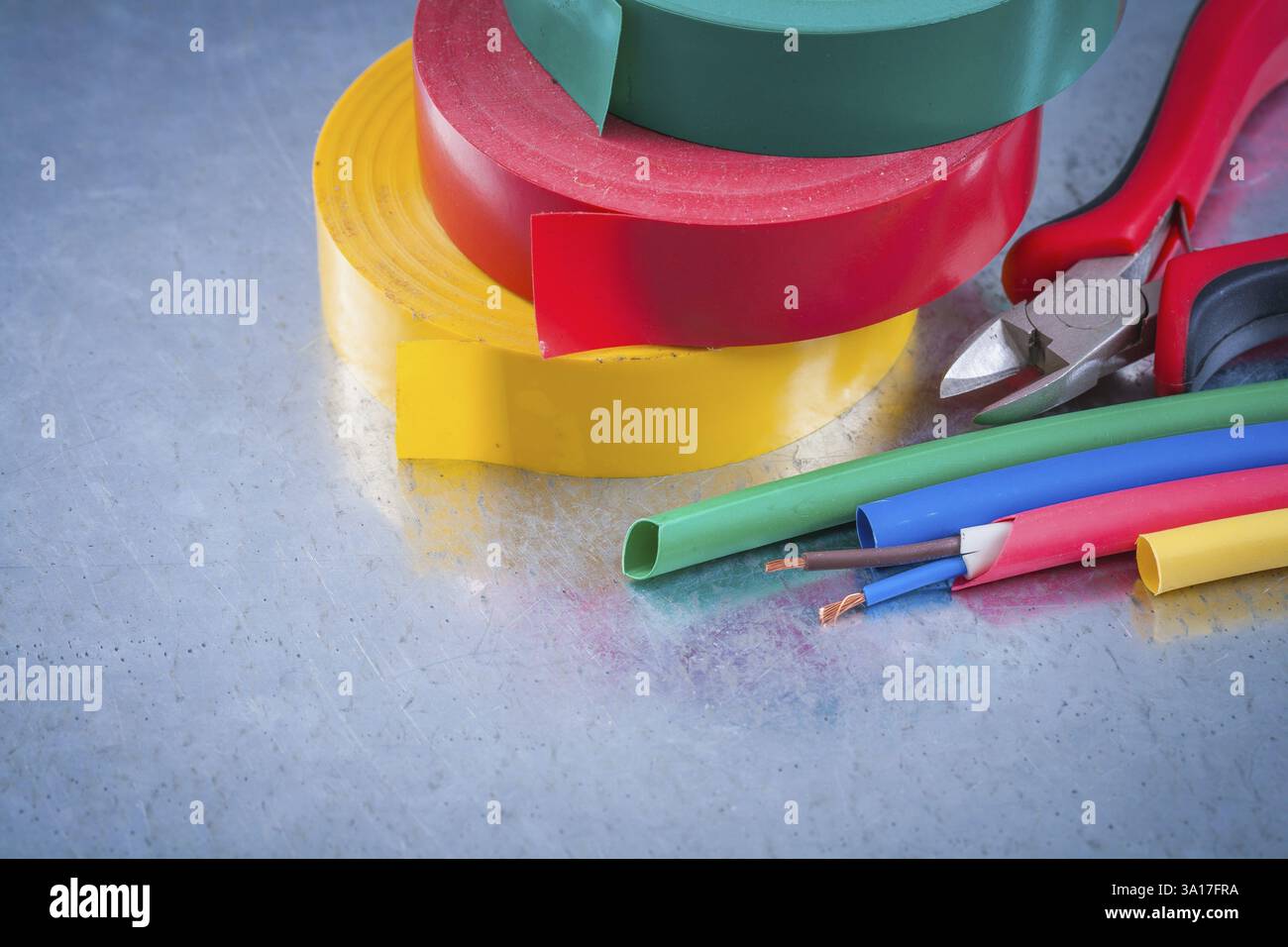 Zusammensetzung des Drahtschutzkabels aus Kupfer, scharfe Zangen, Isolierband Stockfoto