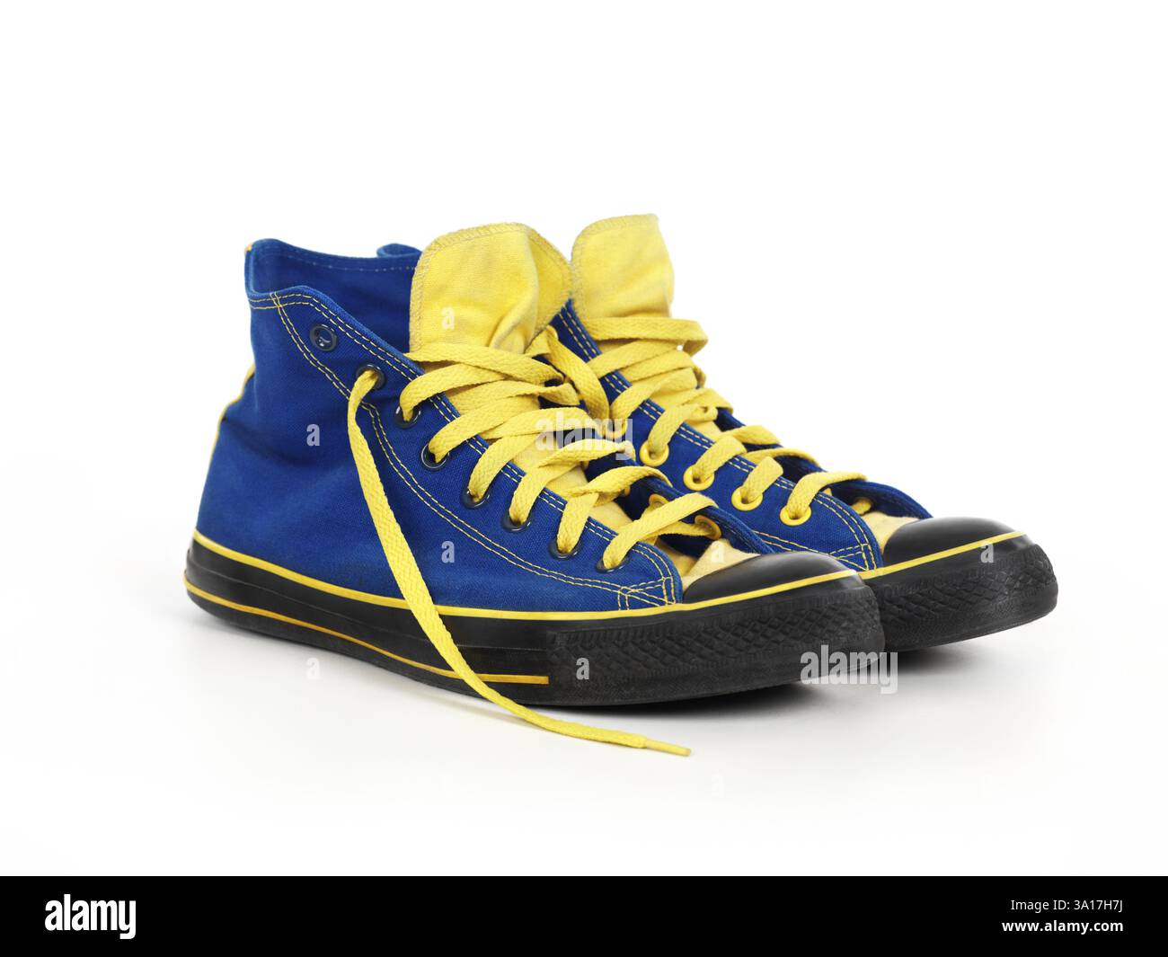 Blau gelb Trainer Sportschuhe Herren isoliert auf weißem Hintergrund Stockfoto