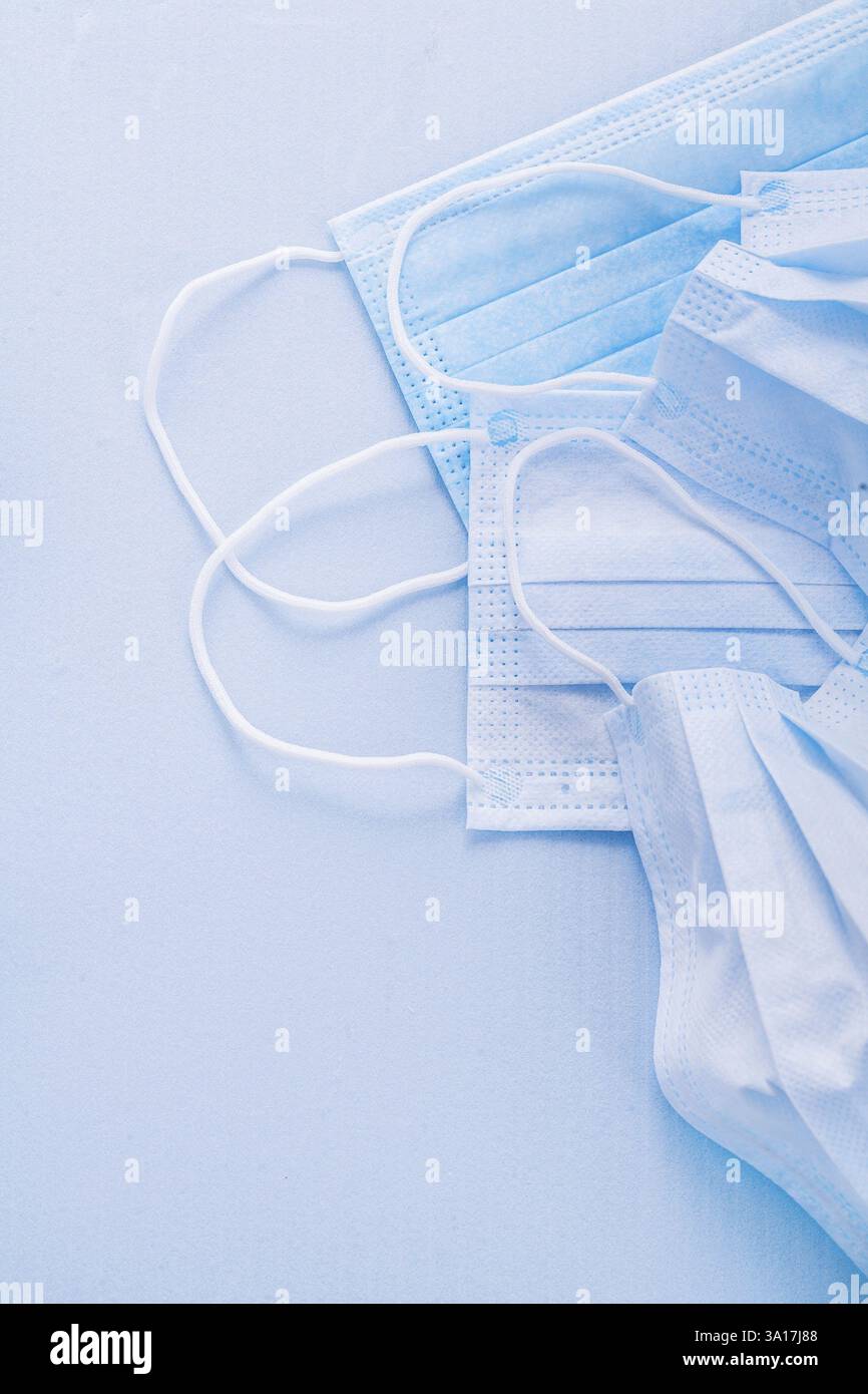 Nahansicht auf medizinische chirurgische Grippe-Krankheit schützende Gesichtsmasken Textilfilter vertikale Version Stockfoto