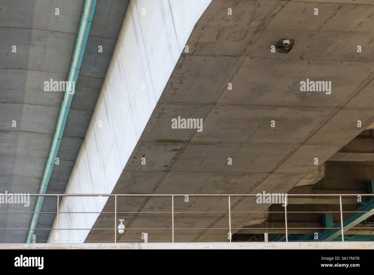 Unter einer Autobahnbrücke mit Überwachungskameras, gegenüber der Severn Mündung, Prince of Wales Bridge, Großbritannien Stockfoto