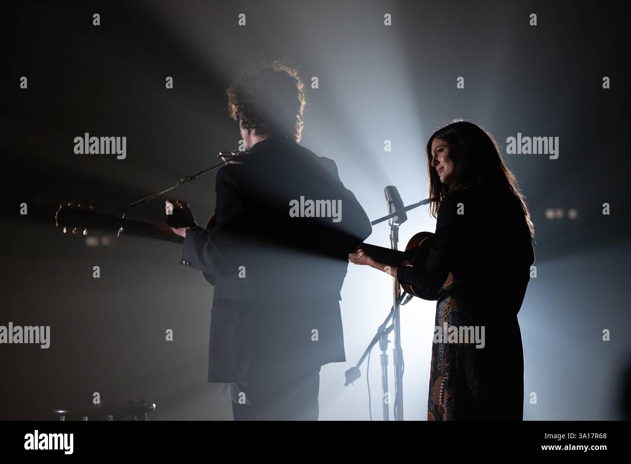 TIMOTHEE CHALAMET und MONICA BARBARO in A COMPLETE UNKNOWN (2024), Regie: JAMES MANGOLD. Quelle: Range Media Partner / The Picture Company / Album Stockfoto