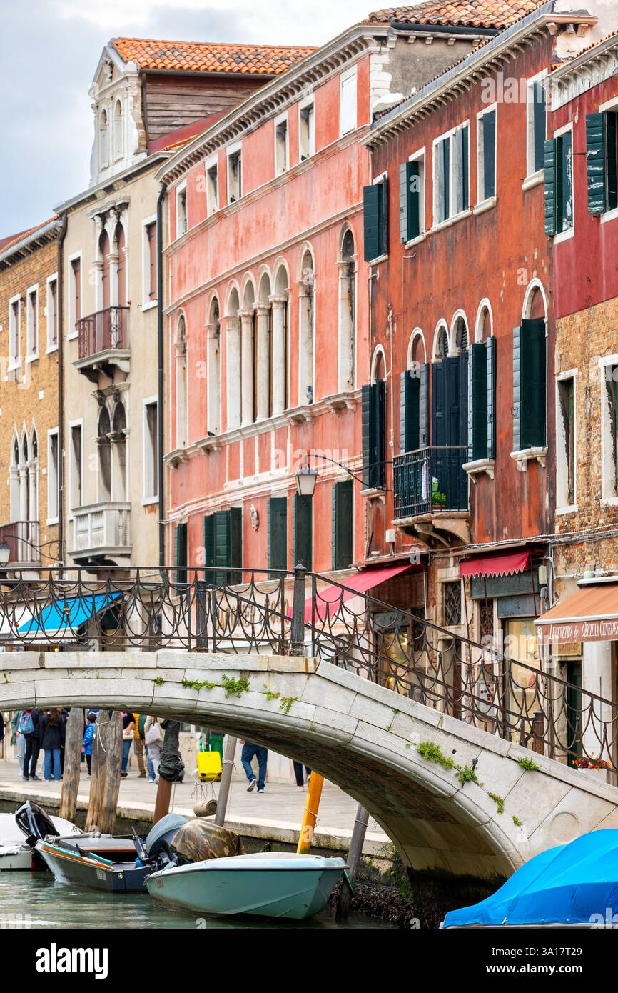 Insel Murano, Italien - 1. Oktober 2024: Bunte Häuser Architektur, Kanal und Straße auf der berühmten Insel in der Nähe von Venedig. Reise- und Urlaubskonzept Stockfoto