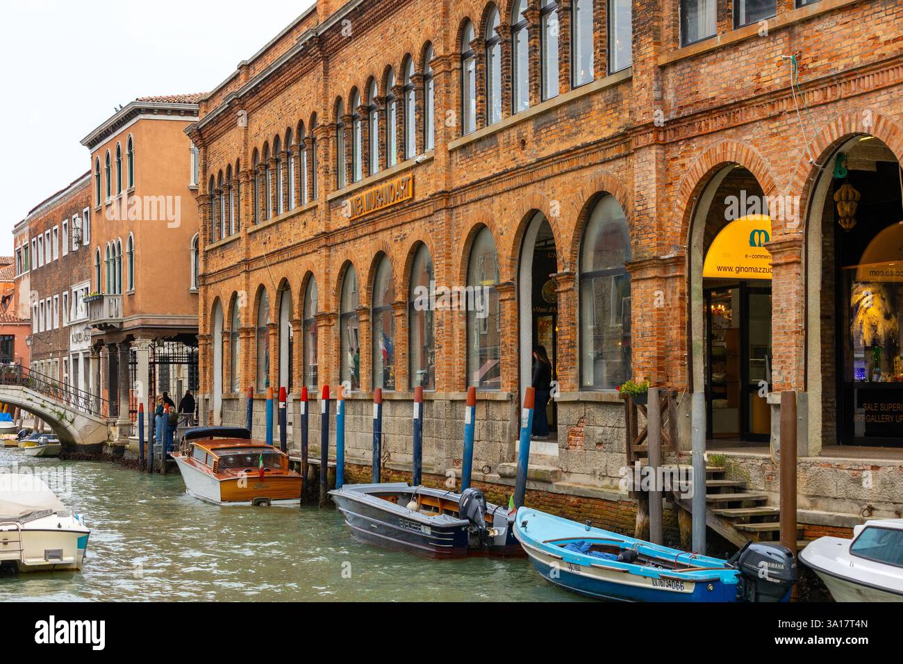 Insel Murano, Italien - 1. Oktober 2024: Bunte Häuser Architektur, Kanal und Straße auf der berühmten Insel in der Nähe von Venedig. Reise- und Urlaubskonzept Stockfoto