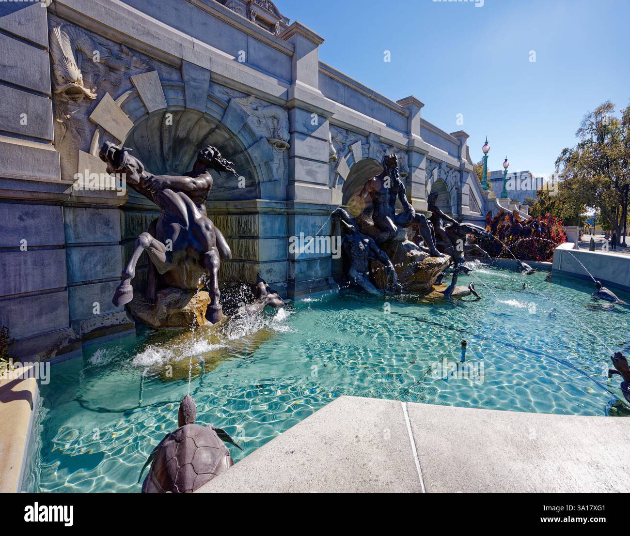 Court of Neptune Fountain vor der Library of Congress Thomas Jefferson Building in der First Street SE, an einem sonnigen Herbstsonntag. Stockfoto