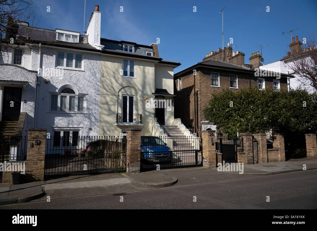 Wohnhäuser am Alma Square, erbaut Mitte der 1800er Jahre, im ruhigen St John's Wood, London, England, Vereinigtes Königreich, Stockfoto