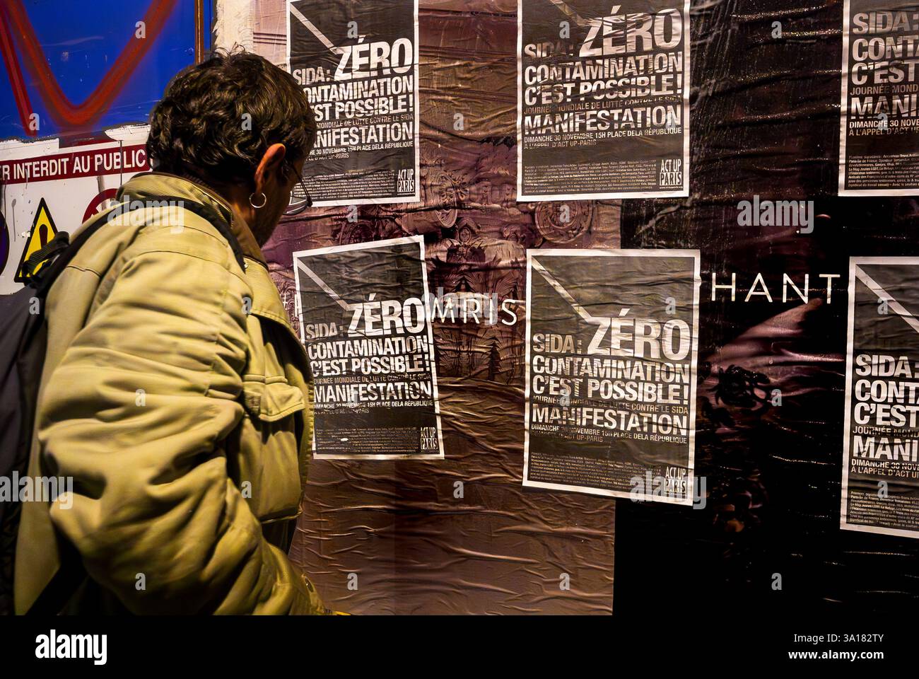 Paris, Frankreich, Menschen, Demonstrationen, Welt-AIDS-Tag, Act Up Paris, Slogans « keine neuen HIV-Kontaminationen sind möglich » Aktivist Pasting Poster auf der Straße Stockfoto