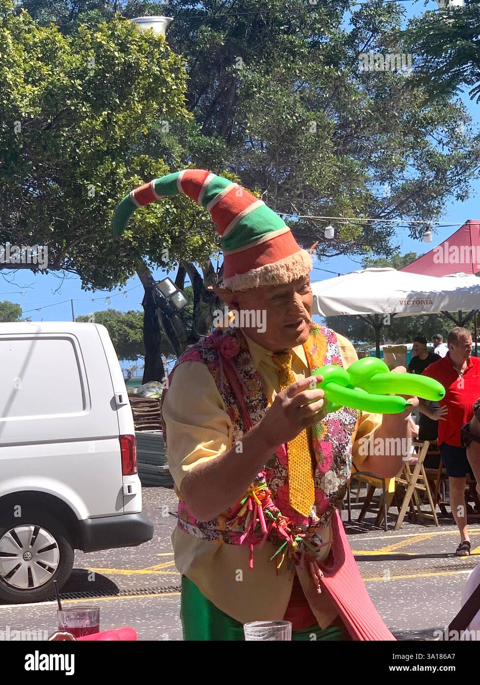 Karneval auf Teneriffa Kanarische Inseln Spanien Mann Fancy Kleid Herzformen Ballons Ballon heiß sonnig auf Urlaub Ort Strand Stadt lokale Kunstwerke Stockfoto