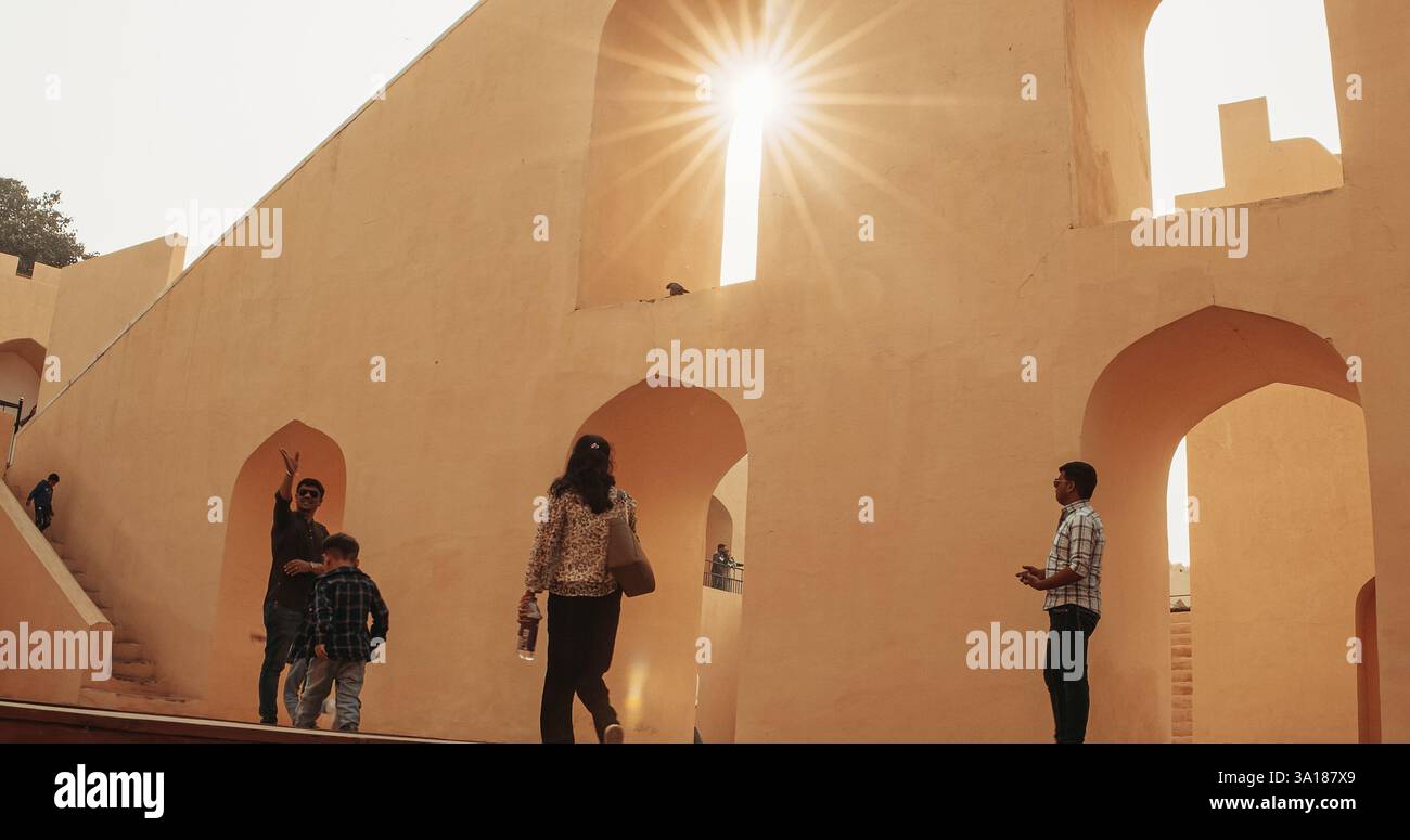 Jaipur, Rajasthan, Indien. Menschen Touristen Besuchen Jantar Mantar. Jantar Mantar in Jaipur ist ein astronomischer Beobachtungsort, der in der Frühzeit erbaut wurde Stockfoto