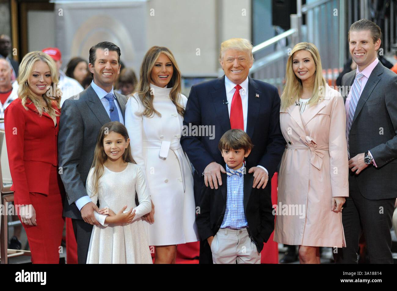 Tiffany Trump, Donald Trump Jr, Kai Trump, Melania Trump, 2016 republikanischer Präsidentschaftskandidat Donald Trump, Tristan Trump, Ivanka Trump und Eric Trump posieren auf der Bühne während der Today Trump Town Hall in New York am 21. April 2016 Stockfoto