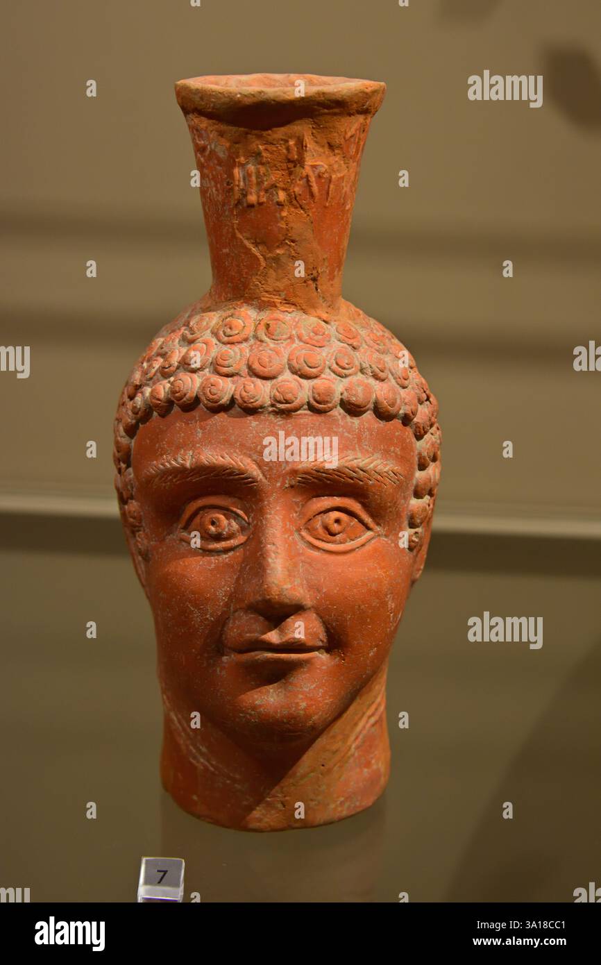 Gefäß in Form eines Jugendkopfes 300 n. Chr. Vase, 18,5 cm geformt, Lehm, Griechisch, Griechenland, Römisch, Italien Stockfoto