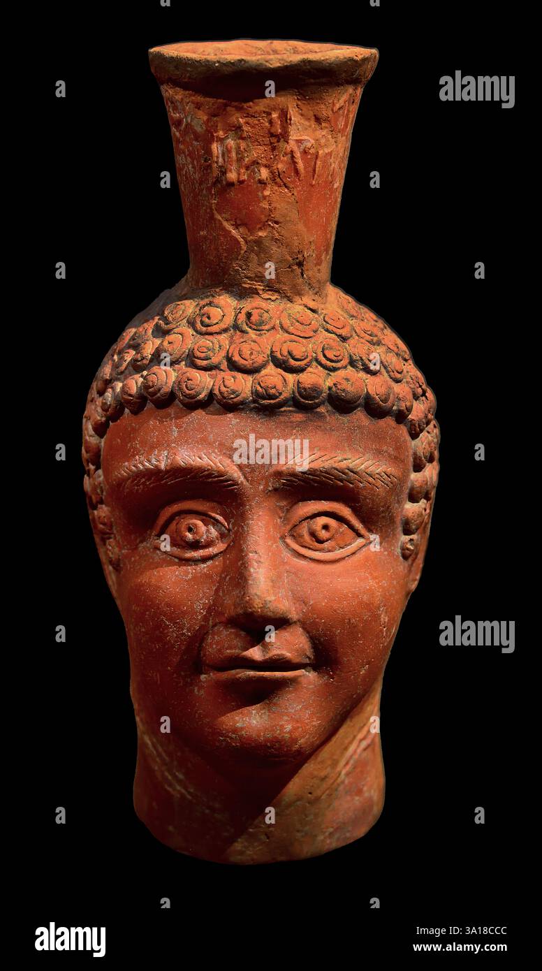 Gefäß in Form eines Jugendkopfes 300 n. Chr. Vase, 18,5 cm geformt, Lehm, Griechisch, Griechenland, Römisch, Italien Stockfoto