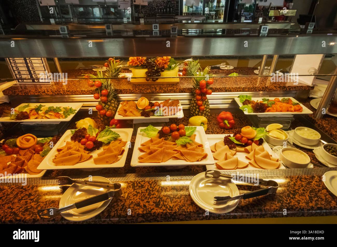 Zypern, Paphos, Constaninou Bros Hotel, typisches Hotel Frühstücksbuffet mit kalten Fleischsorten Stockfoto