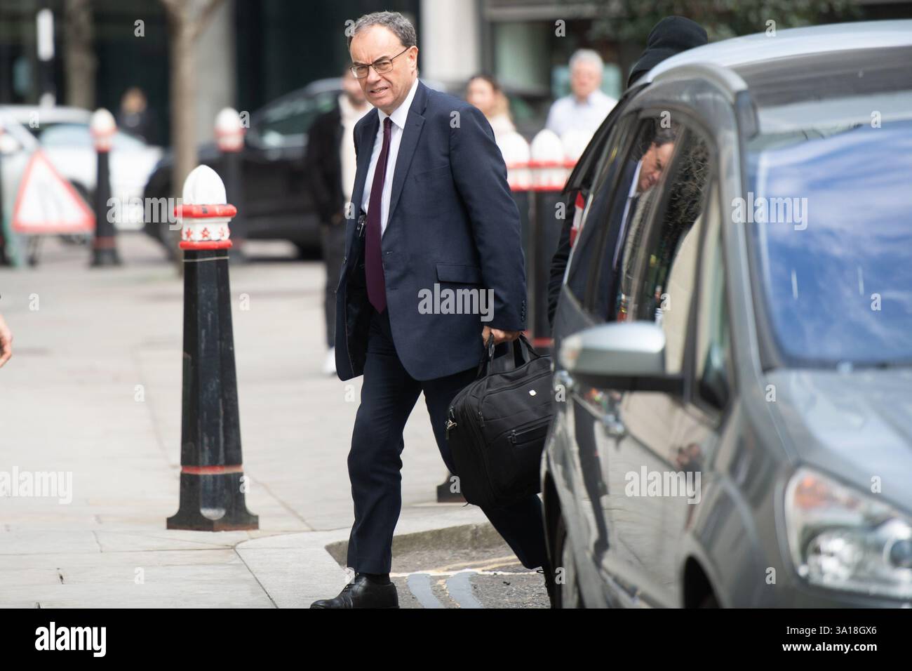 London, Großbritannien. März 2025. Im Bild: Der Gouverneur der Bank of England Andrew Bailey (der während der Zeit von Jes Staley in Barclays Chef der FCA war) kommt im Rahmen des Jes Staley Appeal Falls im Rolls Building an. Quelle: Justin Ng/Alamy Live News Stockfoto