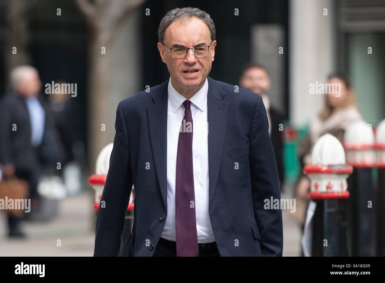 London, Großbritannien. März 2025. Im Bild: Der Gouverneur der Bank of England Andrew Bailey (der während der Zeit von Jes Staley in Barclays Chef der FCA war) kommt im Rahmen des Jes Staley Appeal Falls im Rolls Building an. Quelle: Justin Ng/Alamy Live News Stockfoto