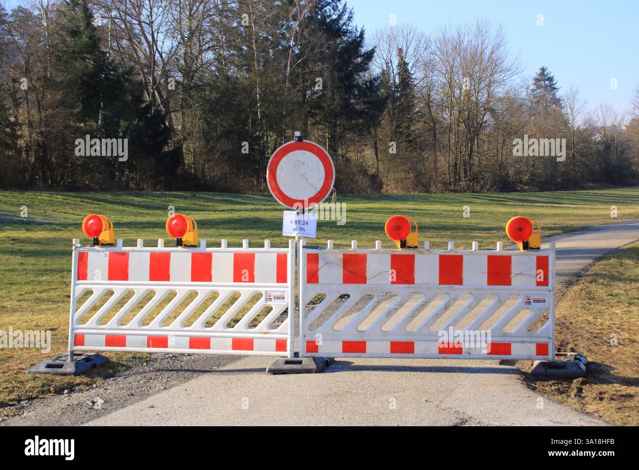 Die Straße ist mit Warnbarrieren gegen Durchfahren blockiert Stockfoto