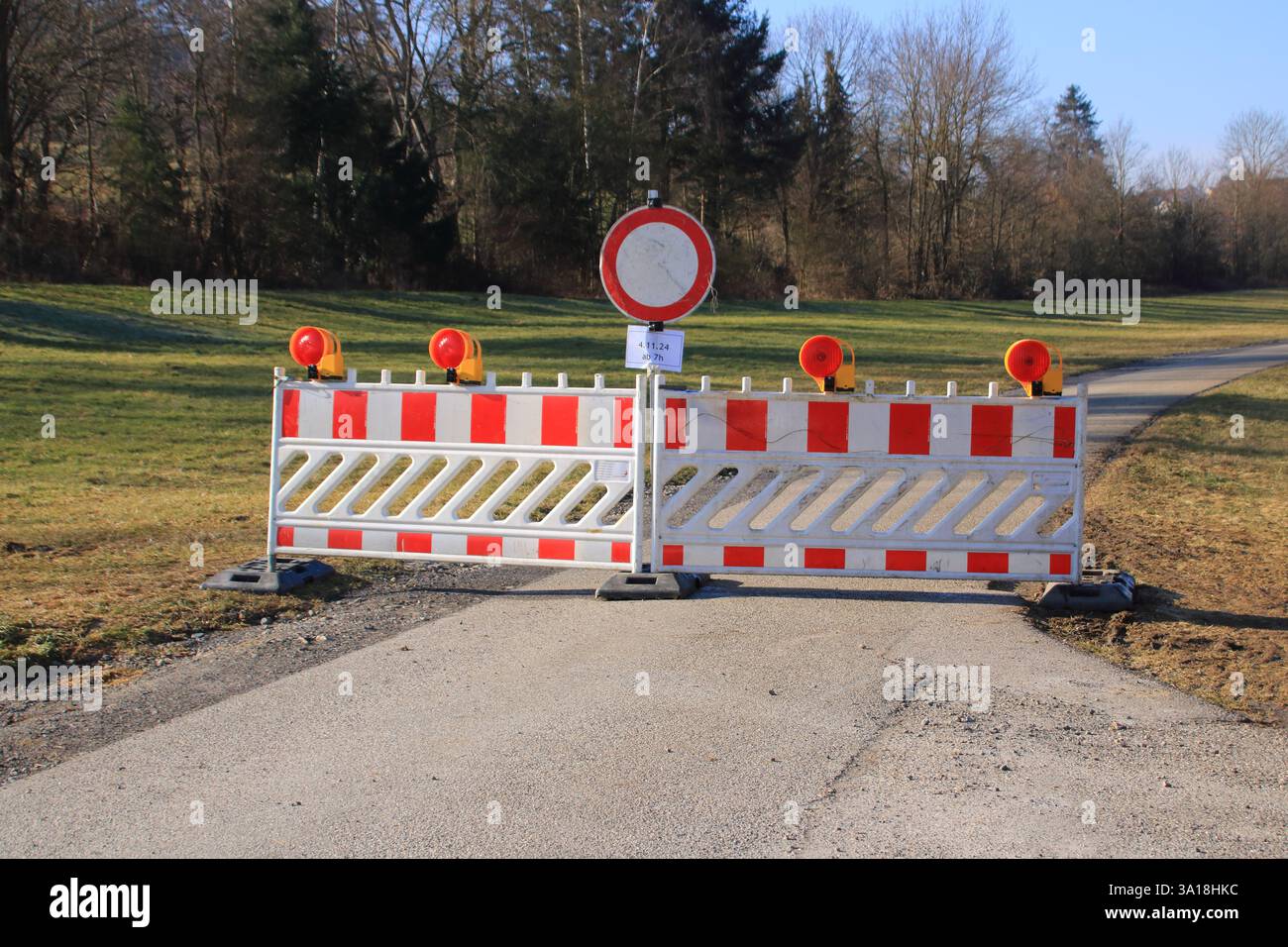 Die Straße ist mit Warnbarrieren gegen Durchfahren blockiert Stockfoto