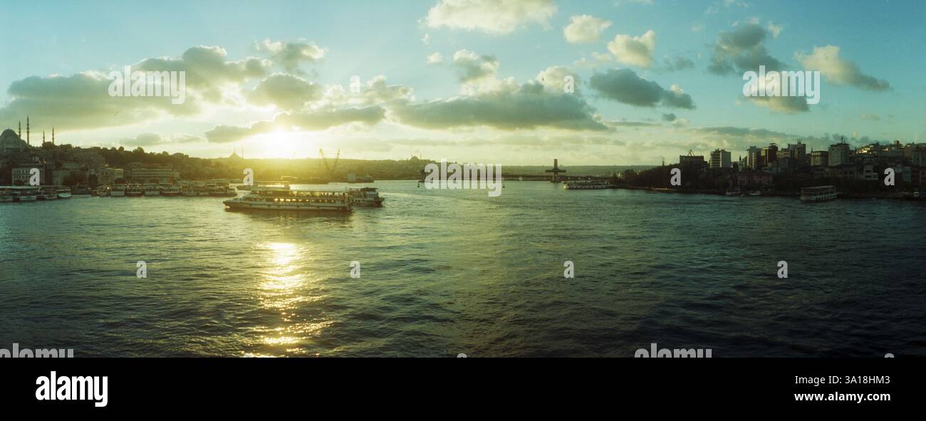 Panoramablick auf den Bosporus bei Sonnenuntergang, Istanbul, Türkei Stockfoto