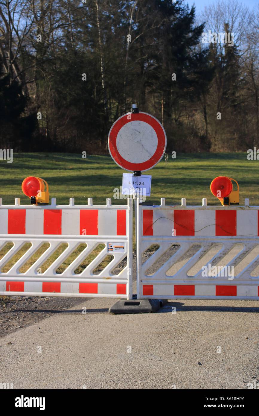 Die Straße ist mit Warnbarrieren gegen Durchfahren blockiert Stockfoto