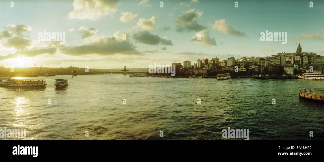 Panoramablick auf den Bosporus bei Sonnenuntergang, Istanbul, Türkei Stockfoto