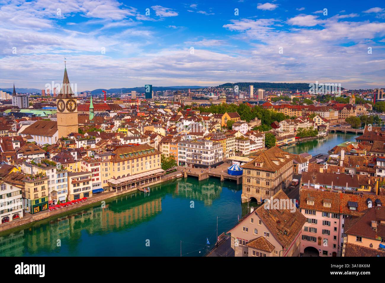 Zürich, Schweiz historische Stadtlandschaft an der Limmat an einem schönen Tag. Stockfoto Zürich, Schweiz historische Stadtlandschaft an der Limmat an einem schönen Tag. Stockfoto