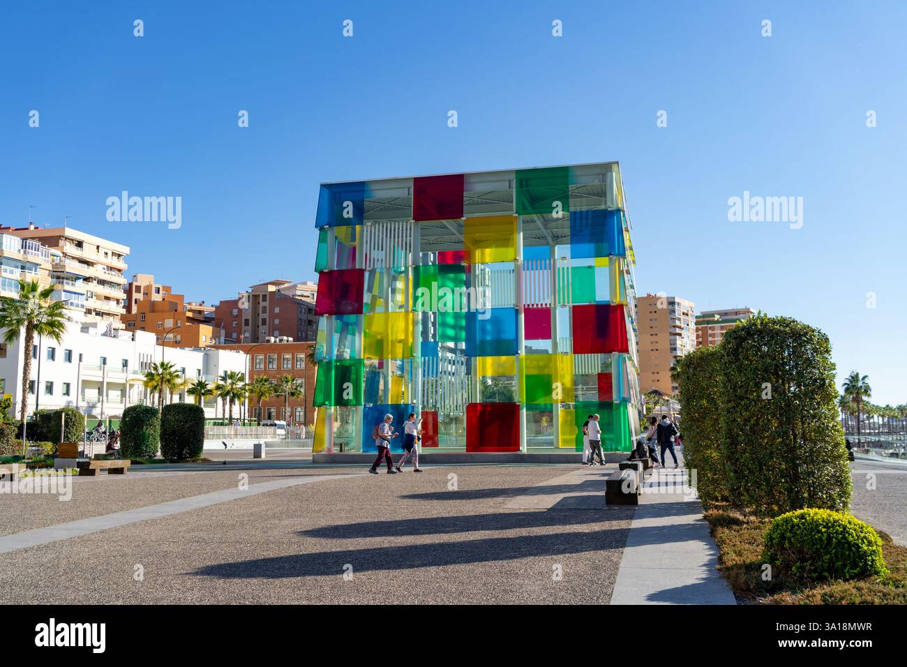 Das Centre Pompidou Málaga ist eine Niederlassung des Centre Pompidou in Málaga, Andalusien, Spanien. Die Leute schlendern hier herum. Stockfoto
