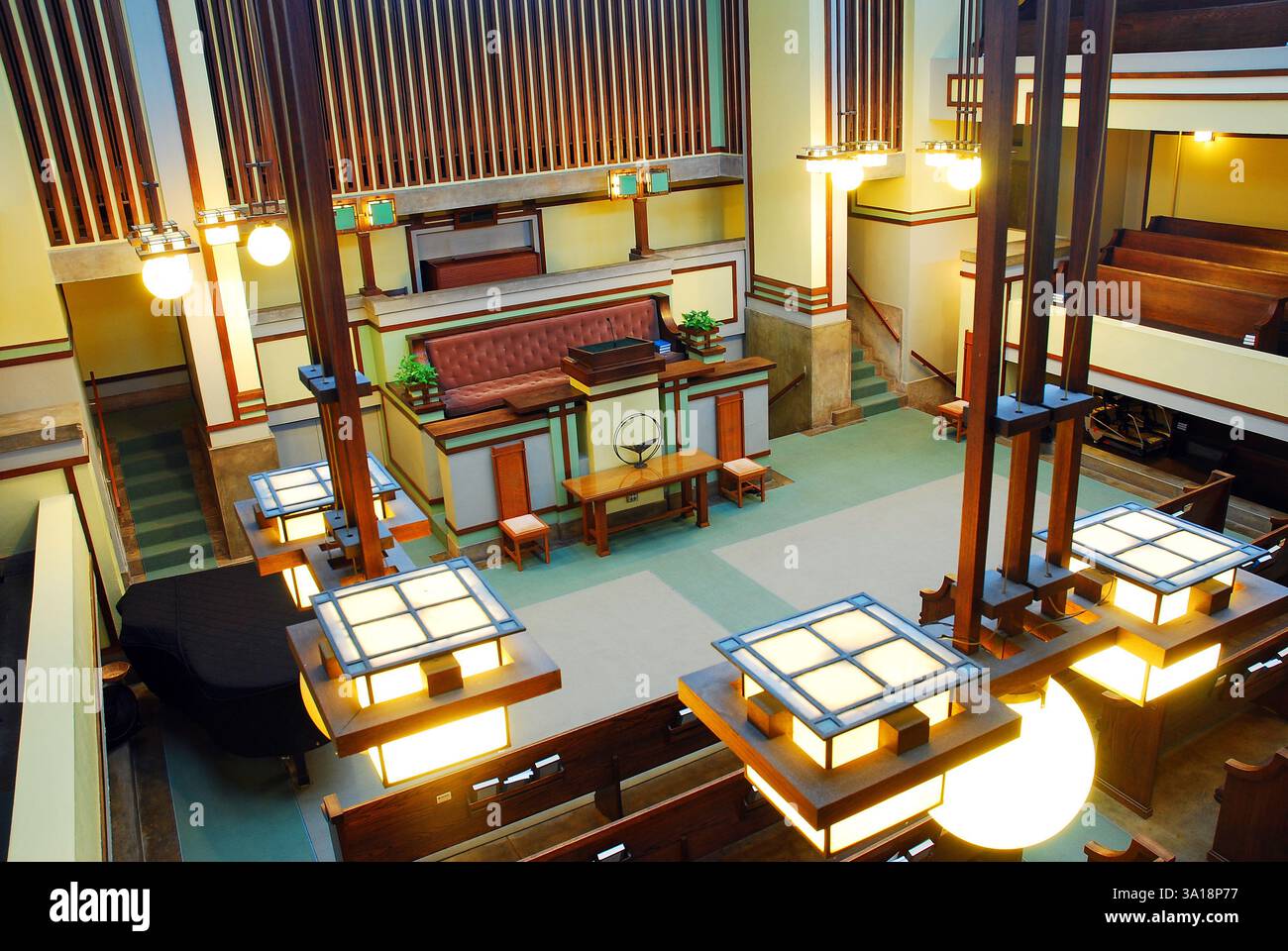 Der Hauptraum und Altar der Unity Church, entworfen von Frank Lloyd Wright im Oak Park bei Chicago Stockfoto Der Hauptraum und Altar der Unity Church, entworfen von Frank Lloyd Wright im Oak Park bei Chicago Stockfoto