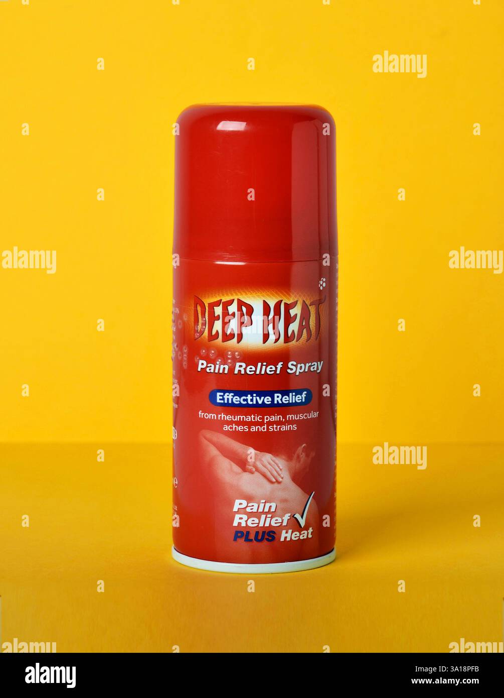 Spraydose für Deep Heat Schmerzlinderung auf gelbem Hintergrund mit Kopierraum Stockfoto