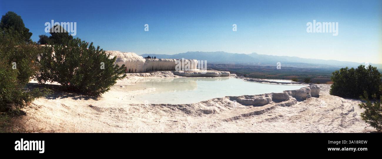 Panoramablick auf heiße Quellen und Travertine-Pool, Pamukkale, Provinz Denizli, Türkei Stockfoto