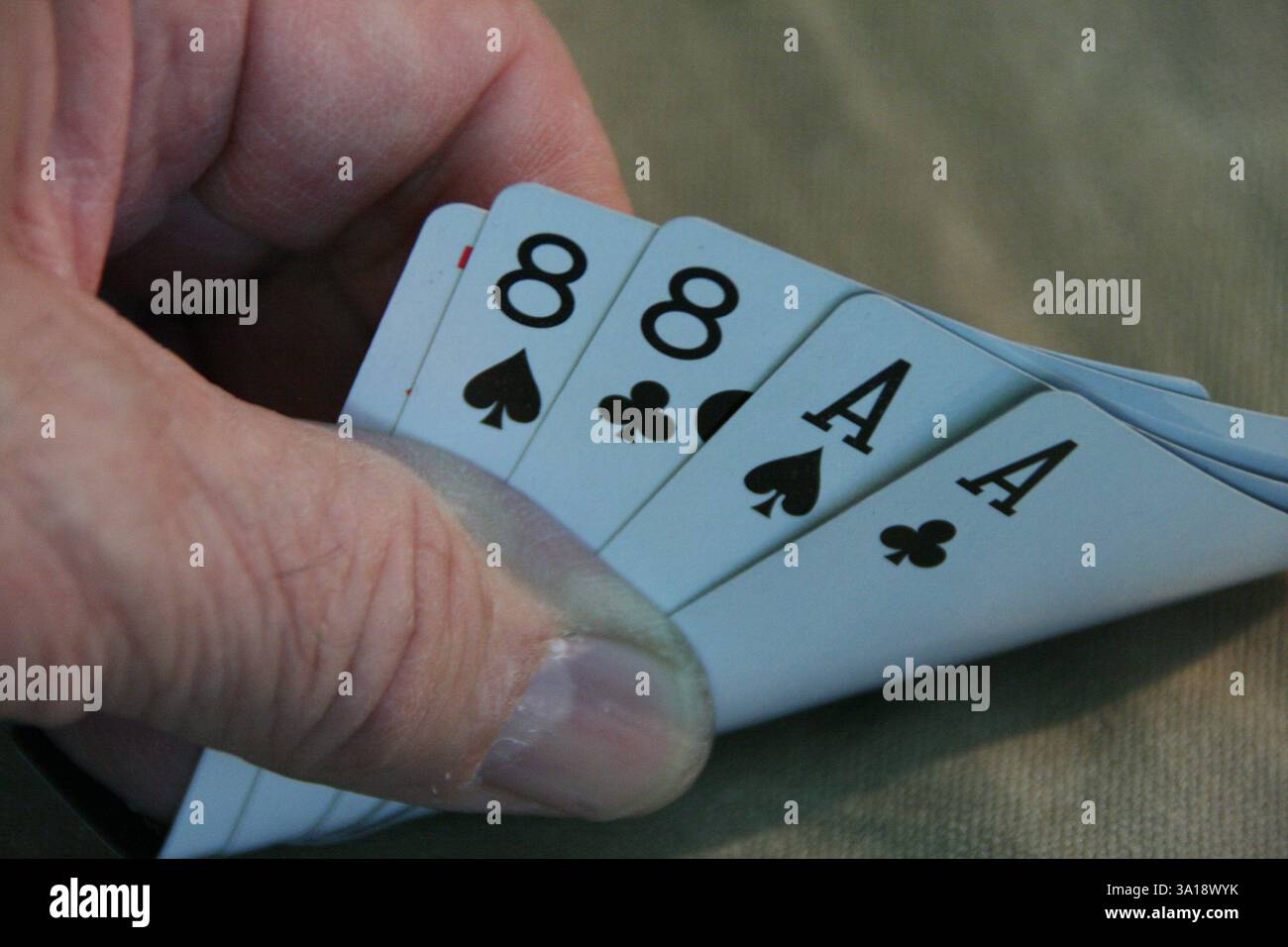 Pokerhand mit einem Paar Achten und einem Paar Asse, bekannt als die Hand des Toten Mannes. Die Pokerhand, die Wild Bill Hickok hielt, als er erschossen und getötet wurde. Stockfoto