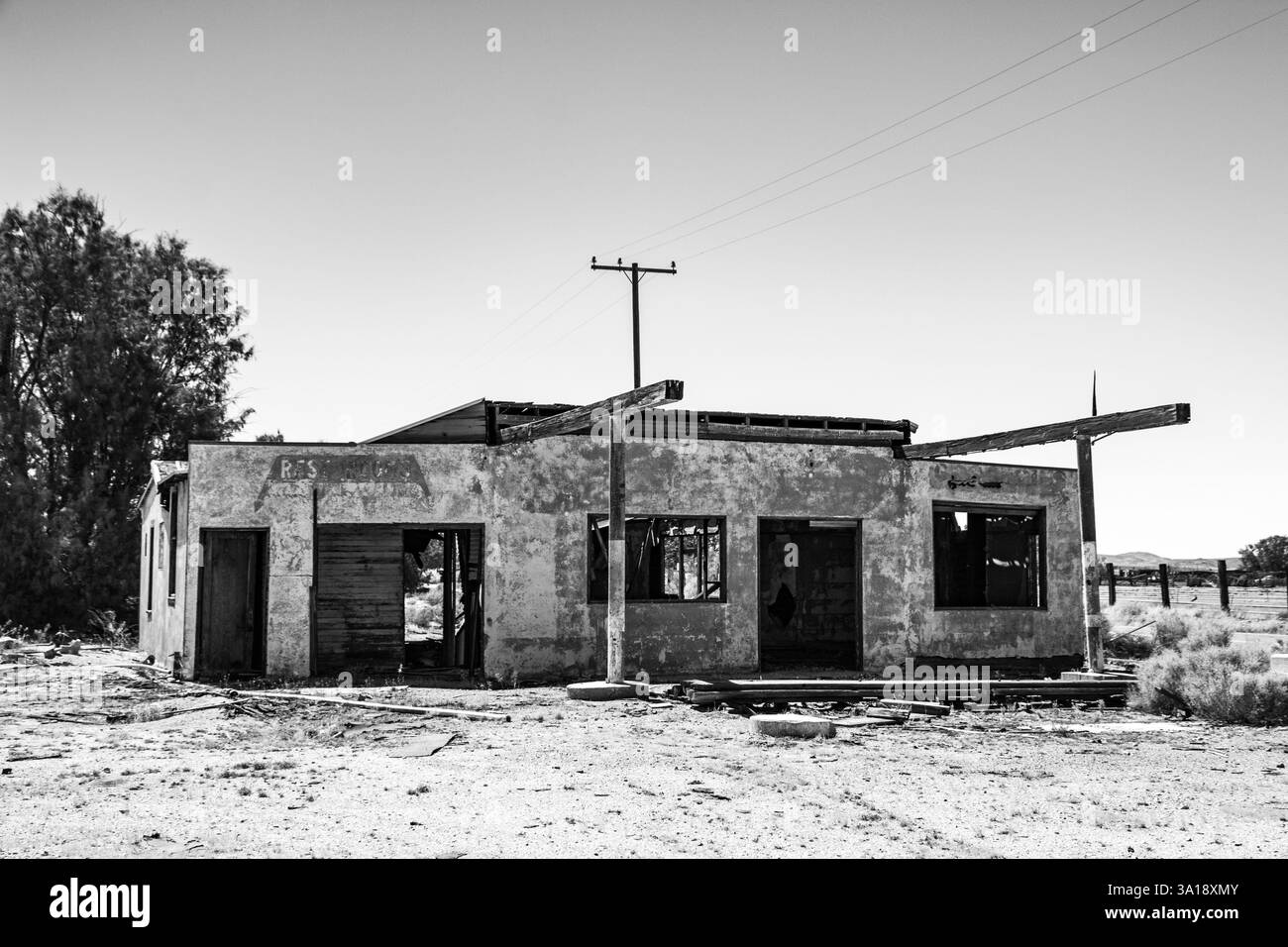 Eine alte verlassene Tankstelle in der Wüste bei Barstow. Schwarz-weiß. Stockfoto