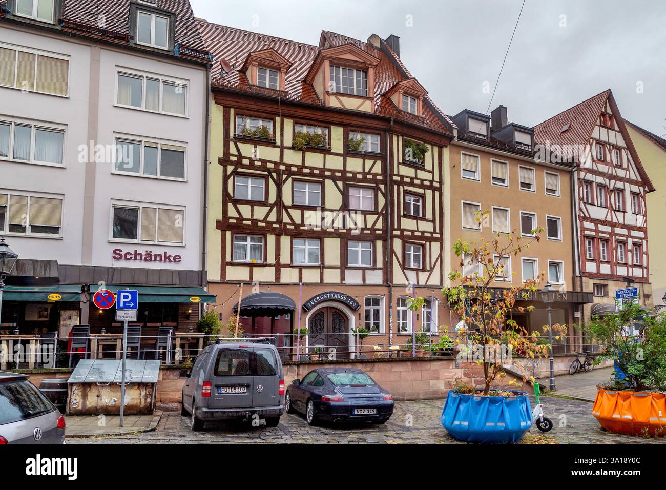 NÜRNBERG, DEUTSCHLAND - 27. OKTOBER 2023: Dies ist eine Straße mit restaurierten Häusern im historischen Zentrum der Stadt. Stockfoto