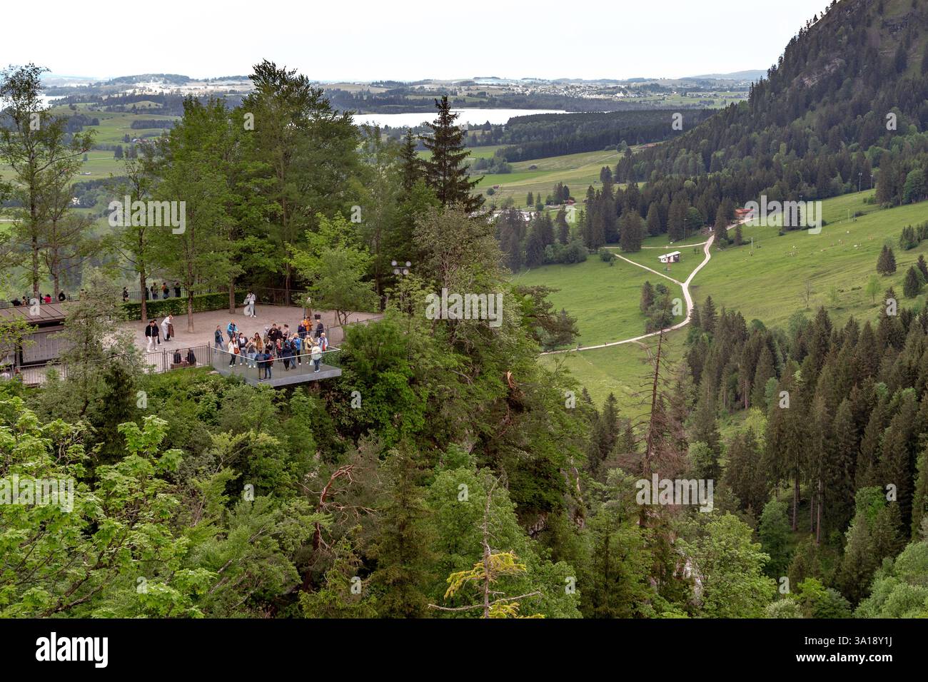 SCHWANGAU, DEUTSCHLAND - 23. MAI 2024: Es handelt sich um eine überfüllte Aussichtsplattform im Bergregion nahe der Mauern des Schlosses Neuschwanstein. Stockfoto