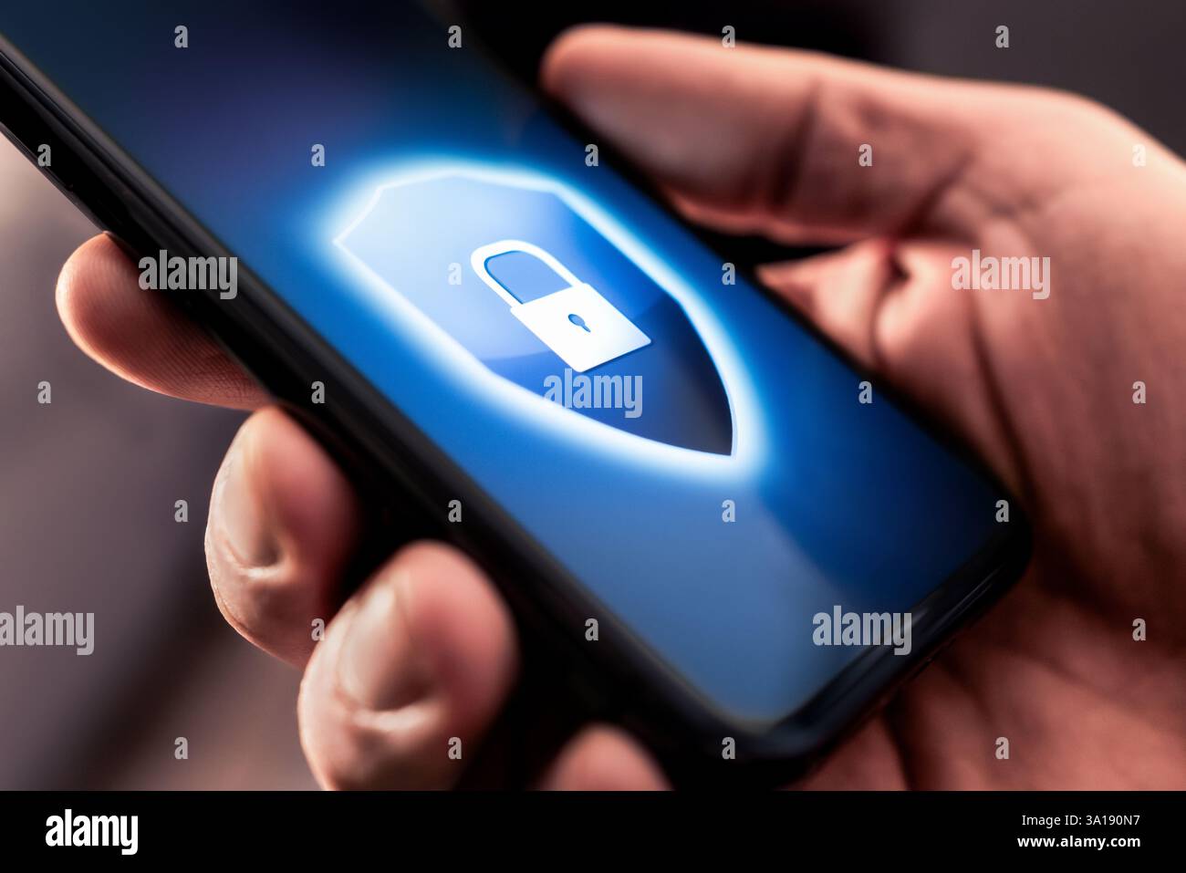 Sicherheit von Telefondaten. Schützen Sie sich vor Betrug oder Betrug. Online-Datenschutz und Cybersicherheit. Sicherheit von Hackern und mobilen Kriminalität online. Kennwortanmeldung bei Bank-App. Stockfoto
