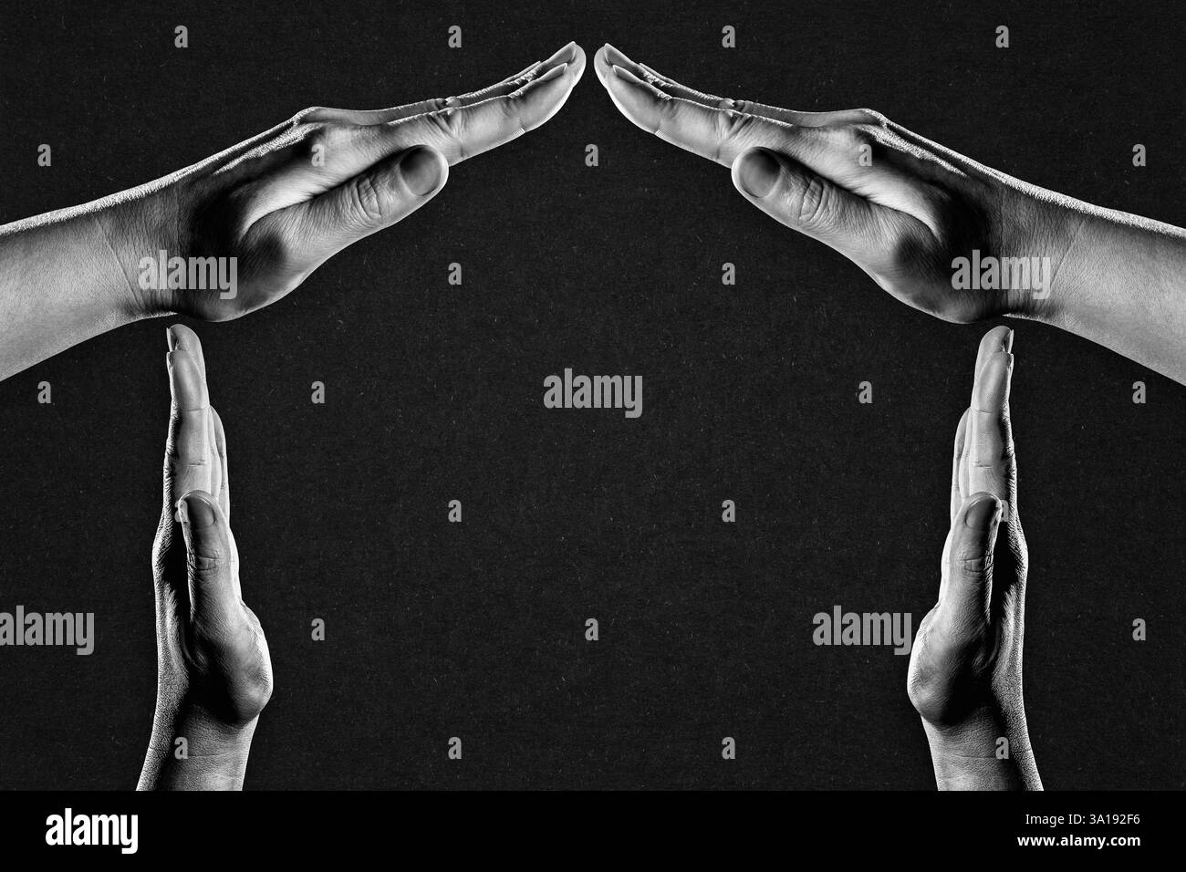 Hände in Schwarz und weiß im Home Symbol Zeichen auf schwarzem strukturiertem Hintergrund mit Kopierraum Stockfoto