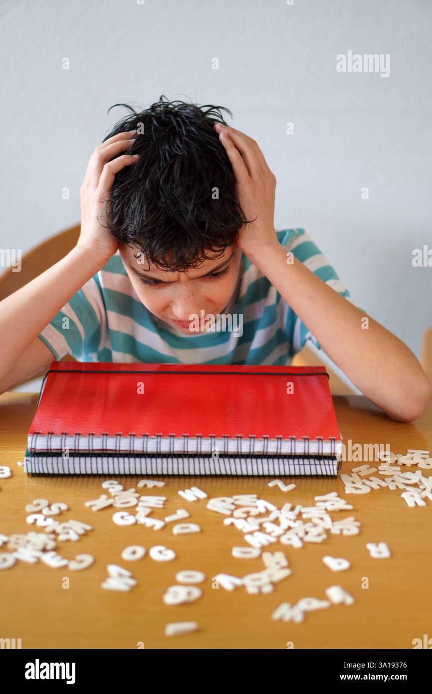 Legasthenie-Konzept. Kind mit Lernbehinderungen, umgeben von Buchstaben. Psychische Gesundheit der Kinder Stockfoto