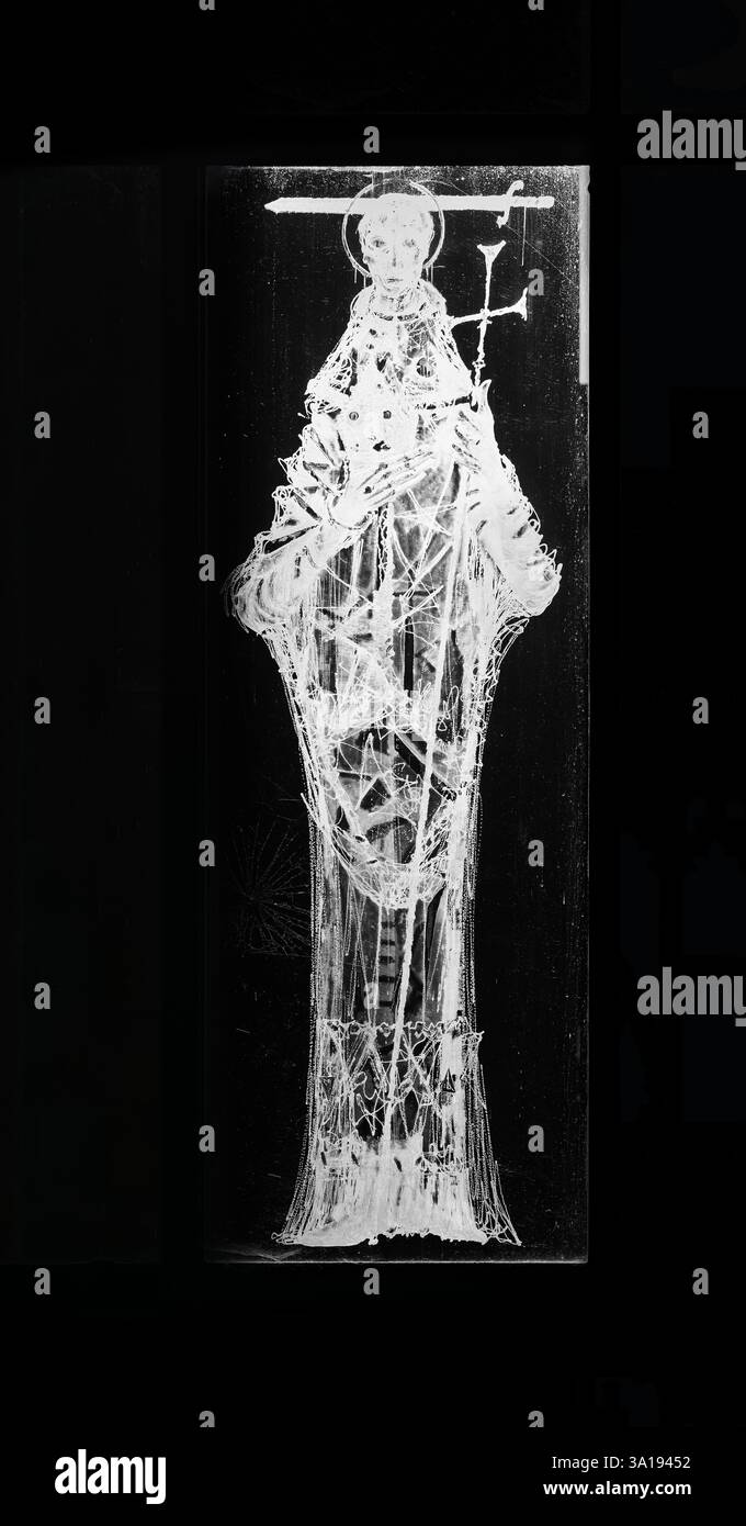 Der Heilige Thomas Becket (ermordet auf Befehl von König Heinrich II.), dargestellt auf dem geätzten Westglasfenster in Coventry, England. Stockfoto