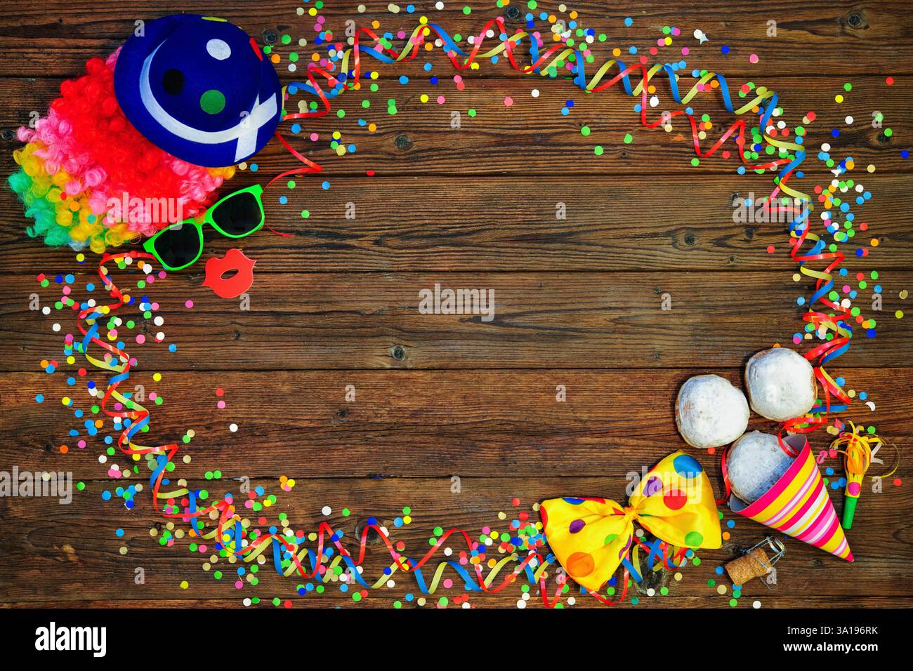 Farbenfroher Karnevalhintergrund mit Clowngesicht-Design Stockfoto