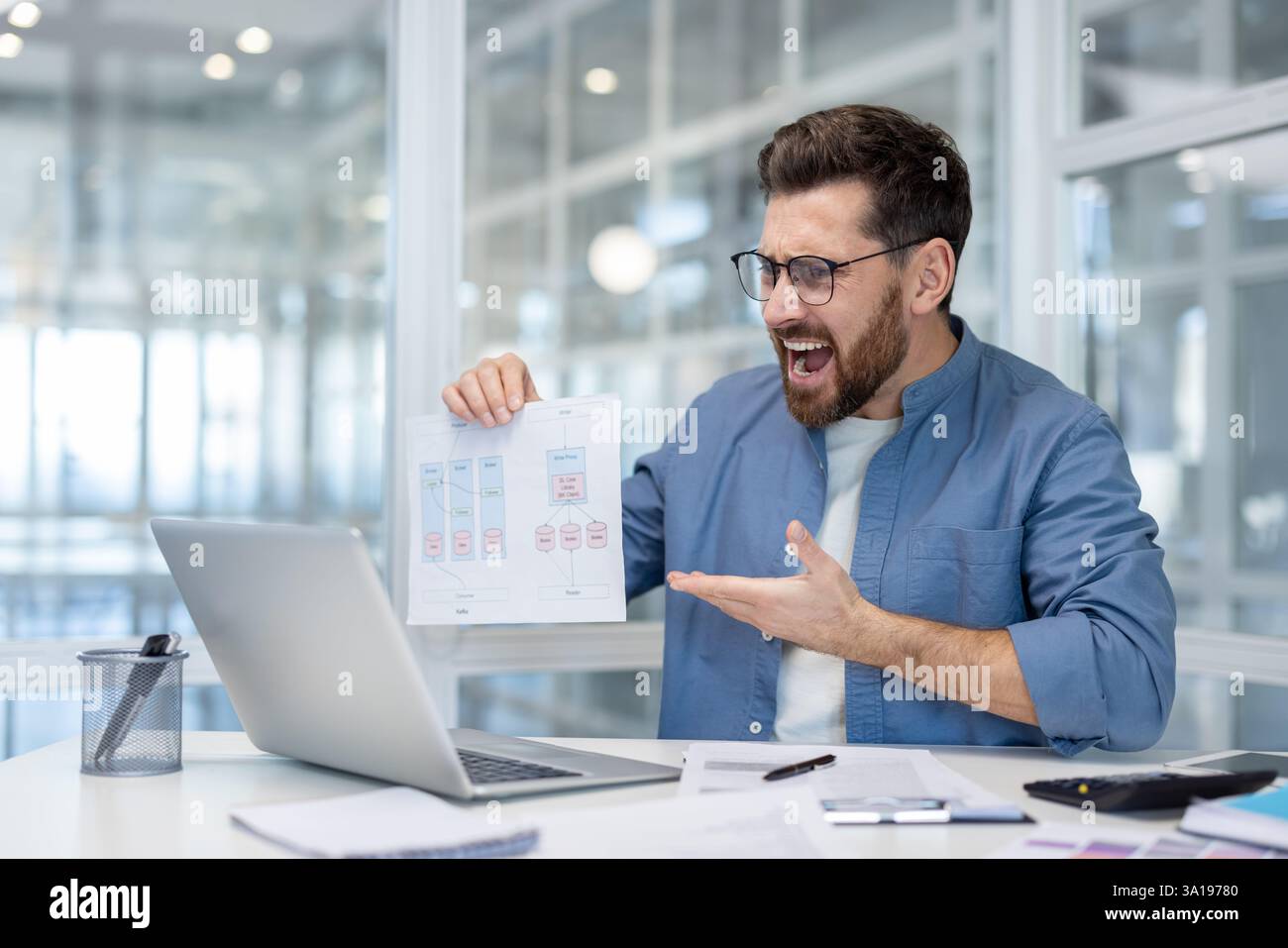 Wütender Mann auf Online-Meeting-Konferenz. Geschäftsmann, der Laptop für Videoanrufe benutzt, Einkommen vor der Kamera zeigt, unzufrieden schreien. Finanzanalyst im Büro. Stockfoto