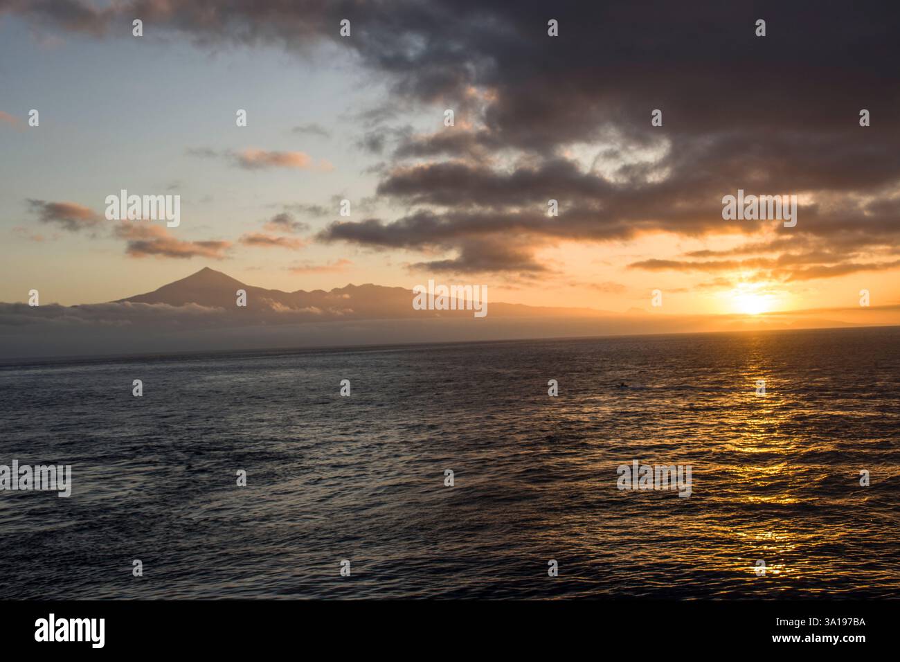 Blick von La Gomera auf den Sonnenaufgang über Teneriffa, im Hintergrund der Pico del Teide, Kanarische Inseln, Spanien Stockfoto