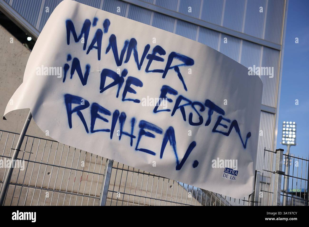 Darmstadt, Deutschland. März 2025. 2025.03.07 xJFx 2.Bundesliga SV Darmstadt 98 - Karlsruher SC v.l., Aktionsspieltag Gegen SEXISMUS, Plakat „MÄNNER IN DEN ersten REIHEN (DFL/DFB-VORSCHRIFTEN VERBIETEN JEDE VERWENDUNG VON FOTOGRAFIEN als BILDSEQUENZEN und/oder QUASI-VIDEO) Credit: dpa/Alamy Live News Stockfoto