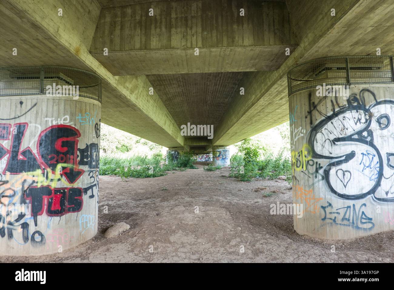 Graffiti unter einer Straßenbrücke, Nordrhein-Westfalen, Deutschland, Weilerswist Stockfoto