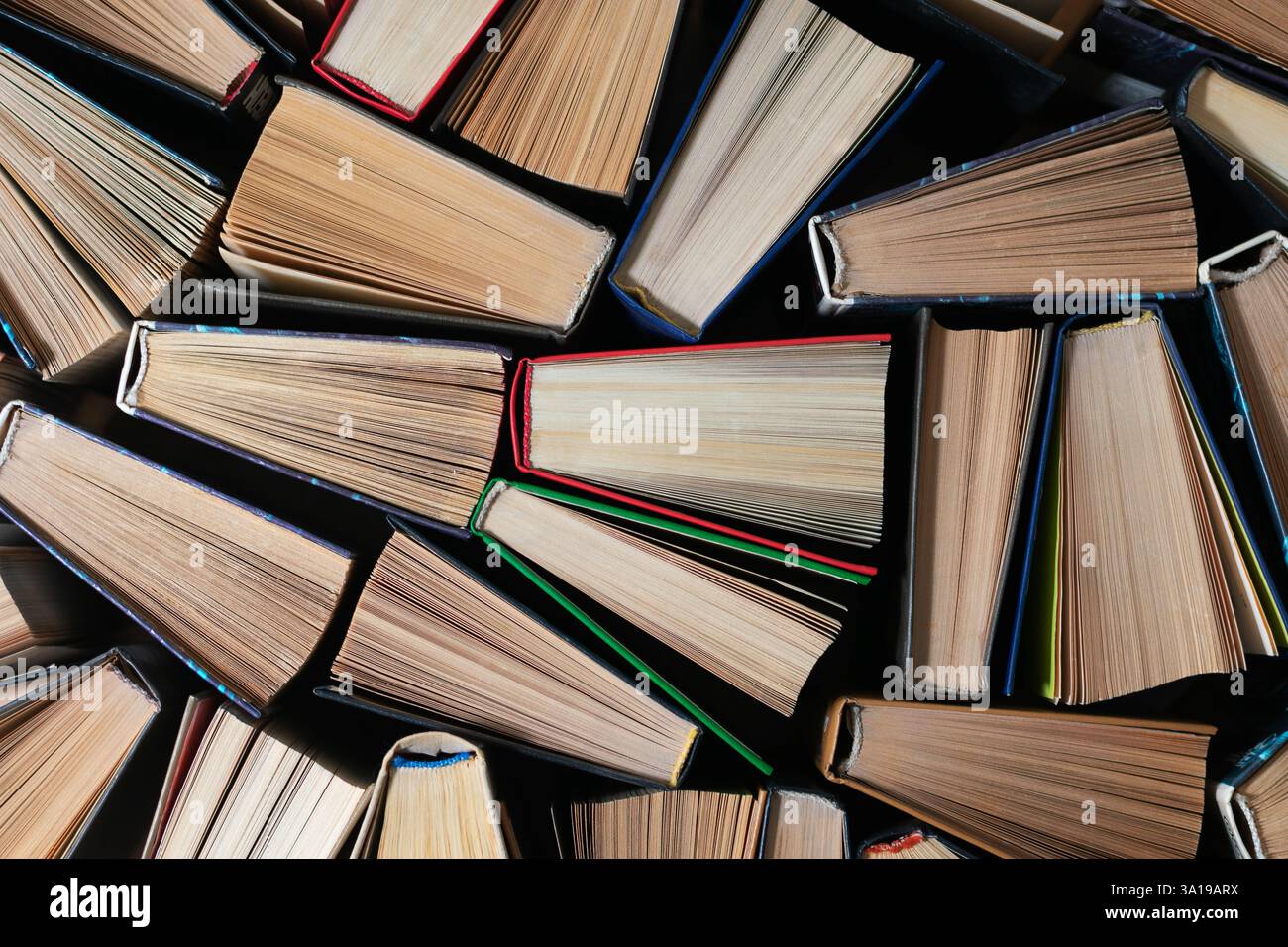 Die Bücher sind in chaotischer Reihenfolge Stockfoto