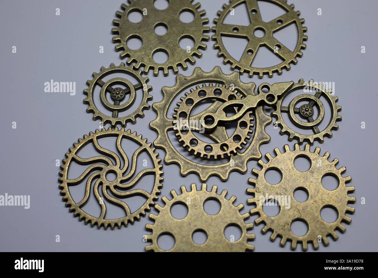Messingräder sind miteinander verzahnt und bilden ein Zahnrad oder Uhrwerk Stockfoto