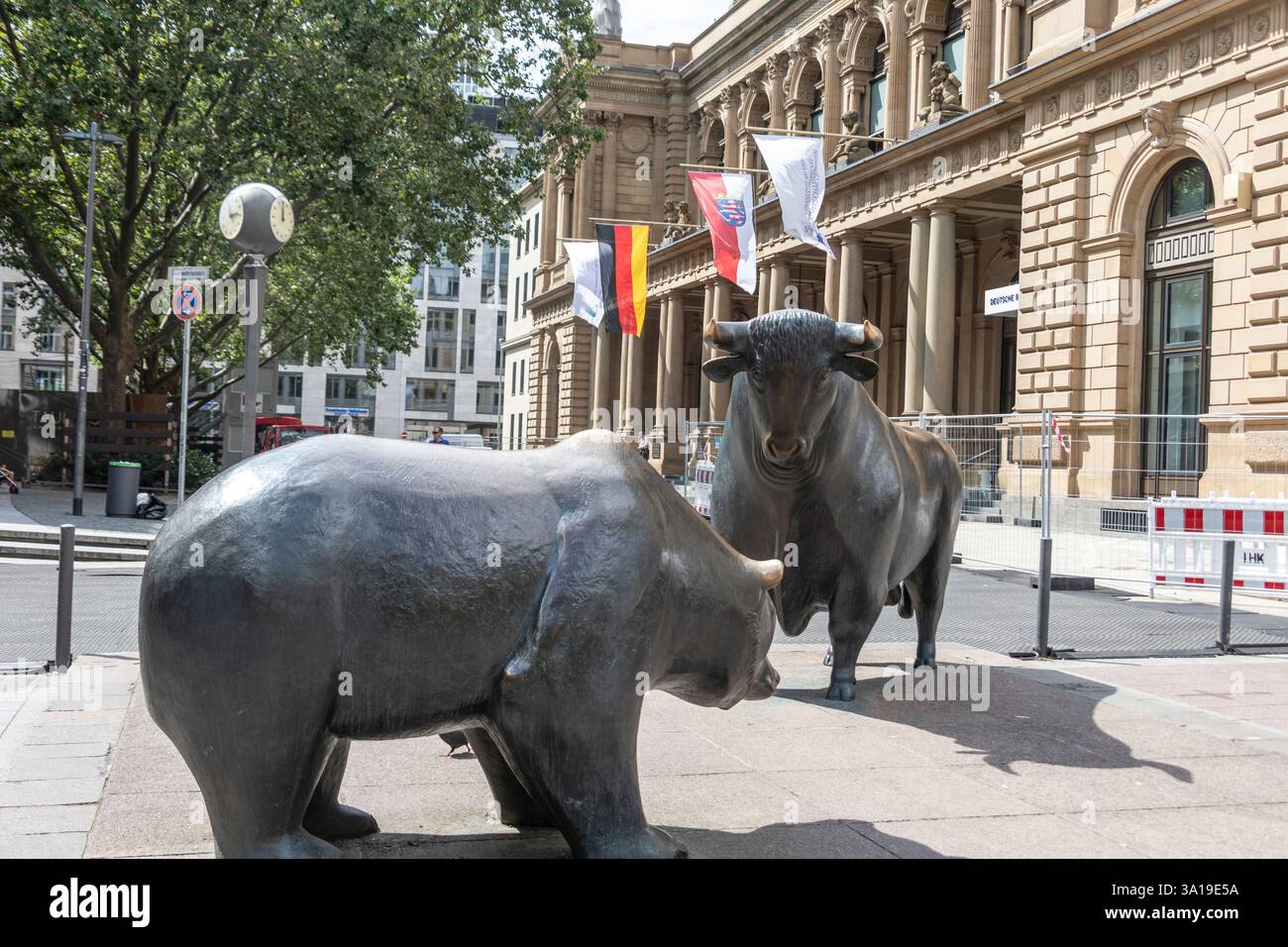 Alte Frankfurter Börse mit Stier- und Bärensymbolen für Finanzen und Vermögen Stockfoto